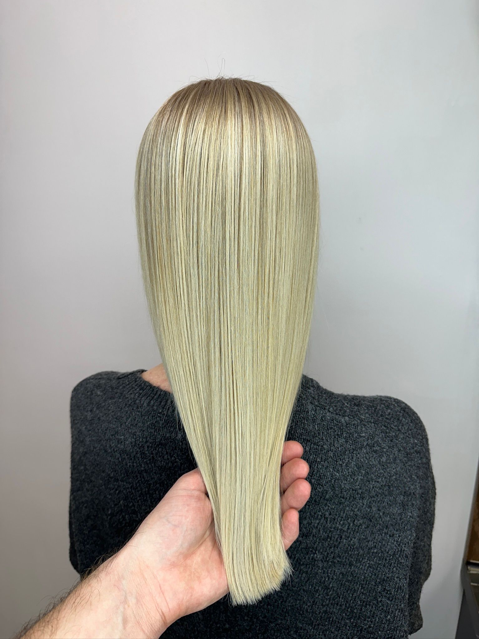 Zielonkawy blond loki